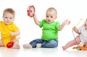Đồ chơi cho trẻ sơ sinh và lợi ích tuyệt vời mà đồ chơi mang đến