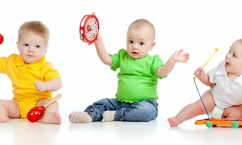 Đồ chơi cho trẻ sơ sinh và lợi ích tuyệt vời mà đồ chơi mang đến