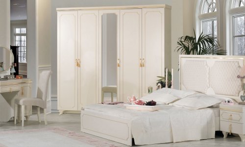 Tủ quần áo màu trắng cổ điển