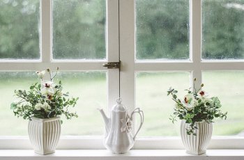 Hoa giả trang trí cửa sổ