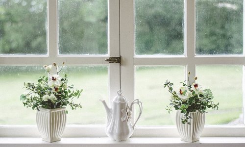 Hoa giả trang trí cửa sổ