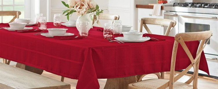 khăn trải bàn màu đỏ