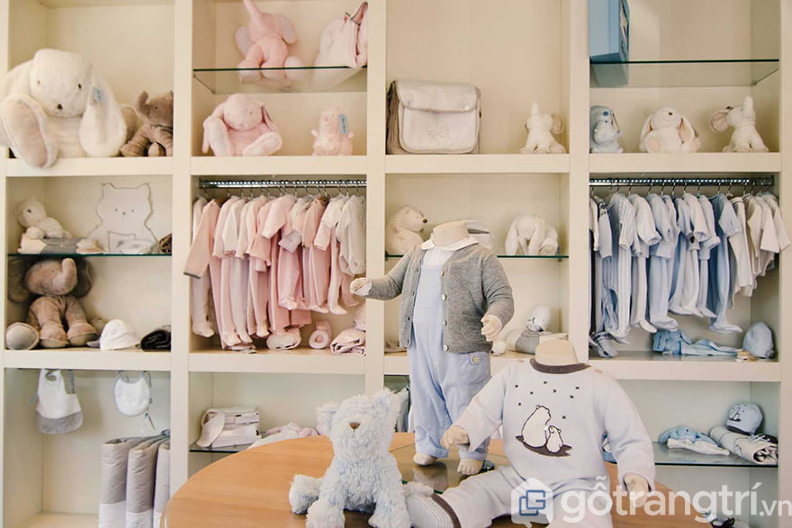 MUA KỆ TRƯNG BÀY QUẦN ÁO TRẺ EM CẦN LƯU Ý NHỮNG GÌ? — GỖ TRANG TRÍ KỆ TRƯNG BÀY QUẦN ÁO TRẺ EM