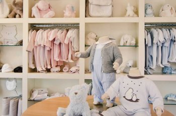 Kệ trưng bày quần áo trẻ em