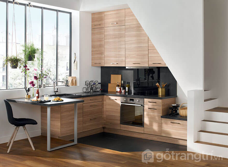 tận dụng gầm cầu thang làm tủ