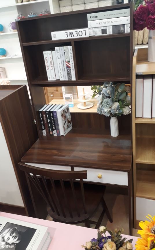 Bàn học bằng gỗ liền giá sách GHS-4949
