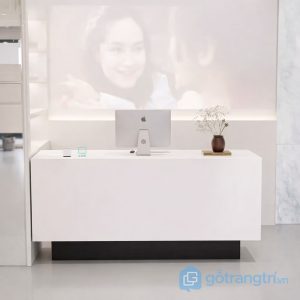 1 quầy lễ tân tối giản