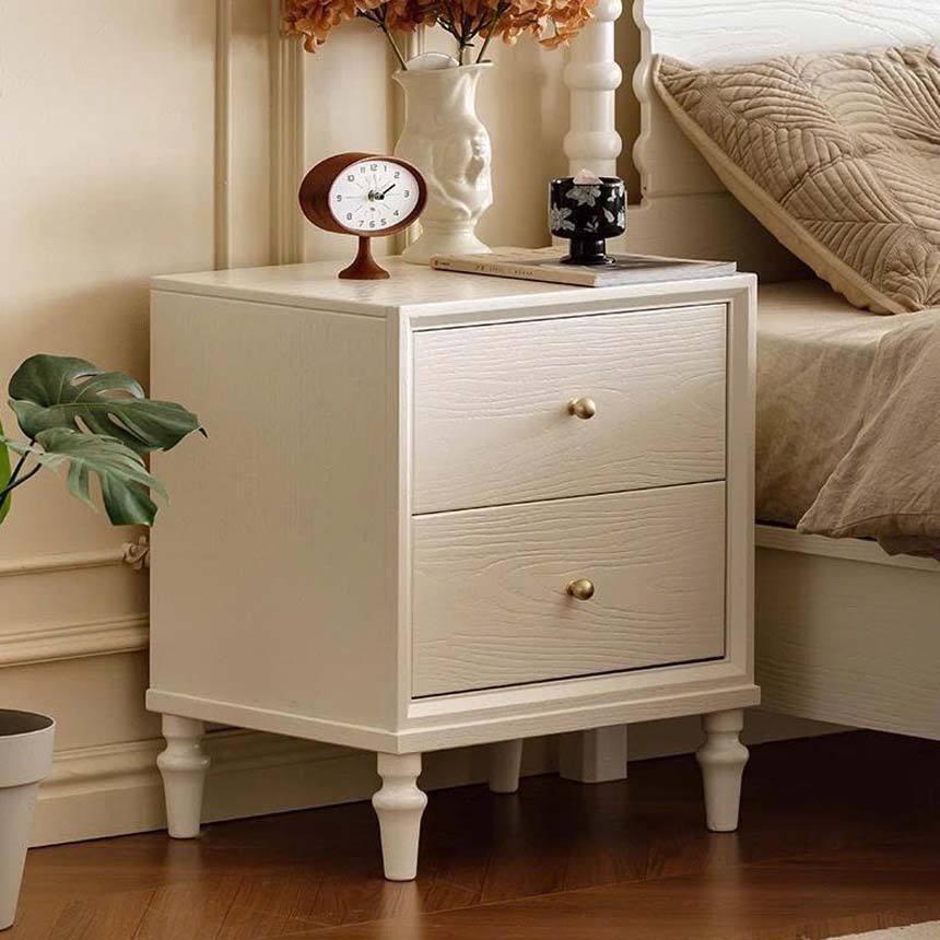 Tủ đầu giường 2 ngăn kéo phù hợp khi cần cất kính, sách, sạc điện thoại và đồ cá nhân
