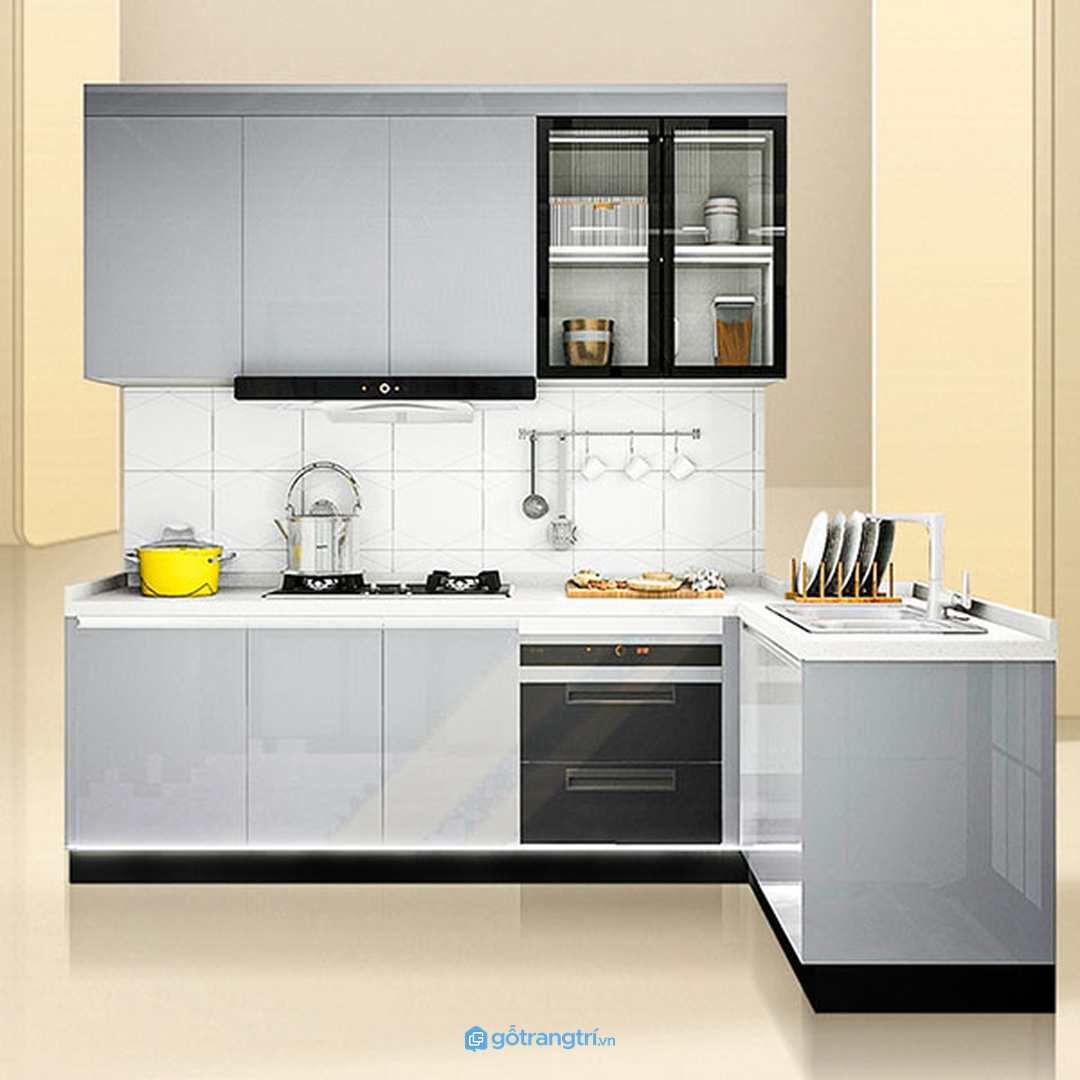 Tủ cao hoặc tủ phụ giúp gom thiết bị nhỏ mà không chiếm mặt bếp