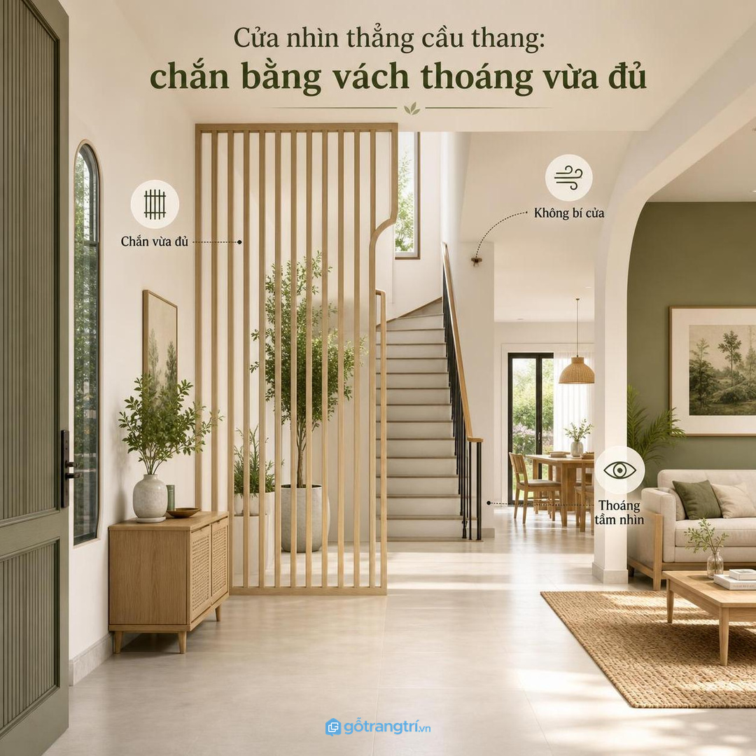 Cửa vào nhìn thẳng cầu thang nên chắn bằng vách thoáng vừa đủ