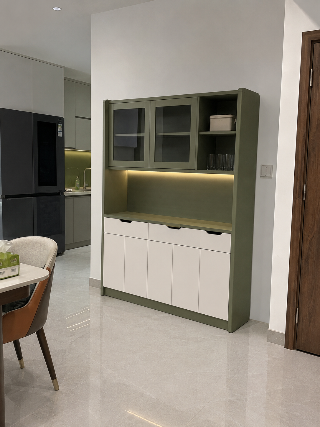 Tủ kệ bếp có cánh kính phù hợp làm góc pantry nhỏ trong nhà phố